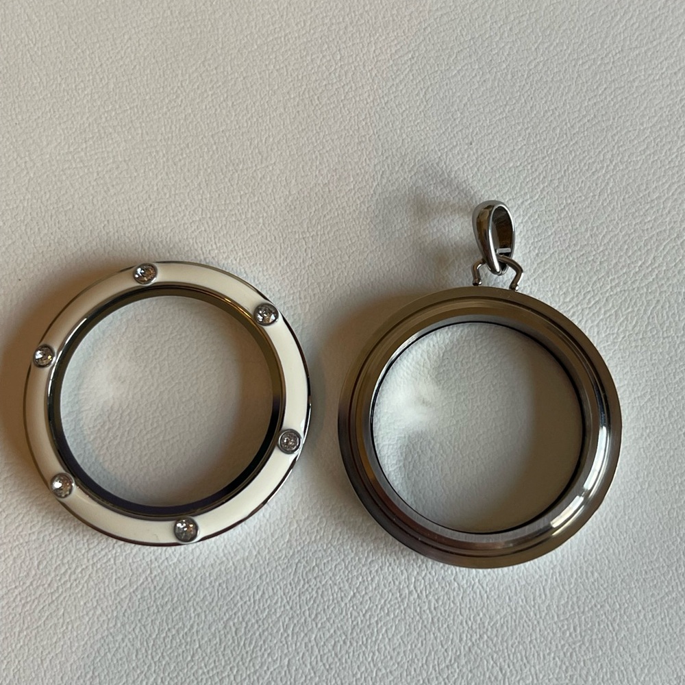 Origami Owl White Enamel Large Twist Living Locket - Picture 3 of 8
